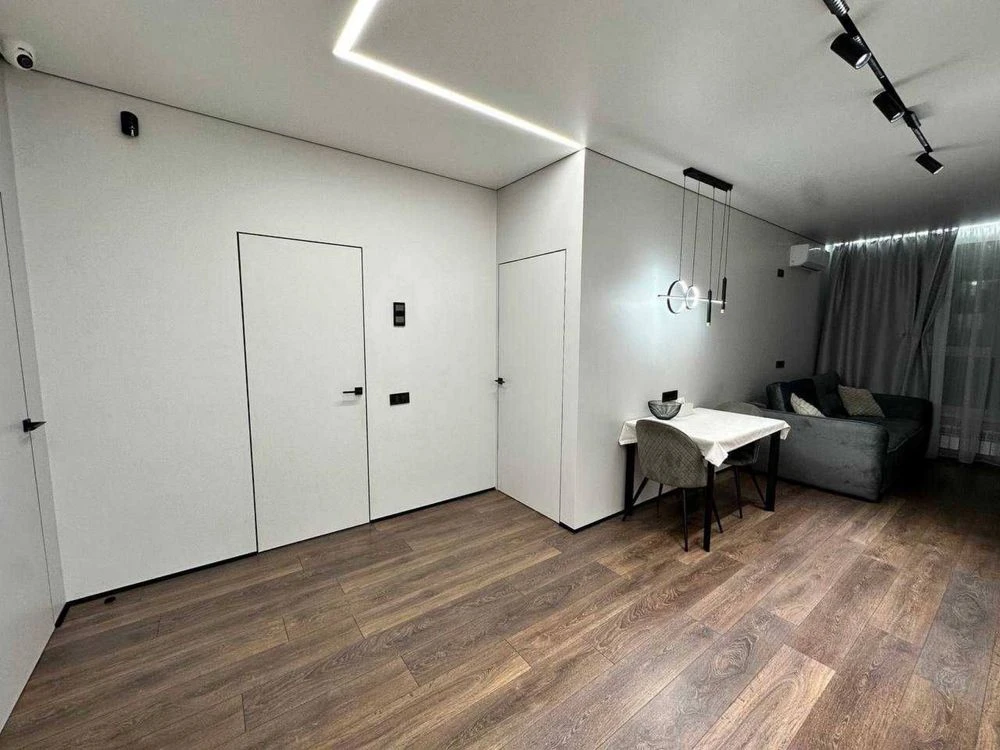 Euro 3-room apartment with designer renovation and furniture.