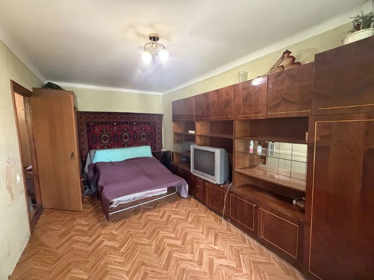 For Sale: One-bedroom apartment near the park, gas.