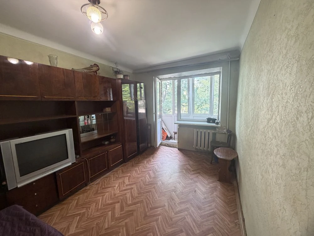 For Sale: One-bedroom apartment near the park, gas.
