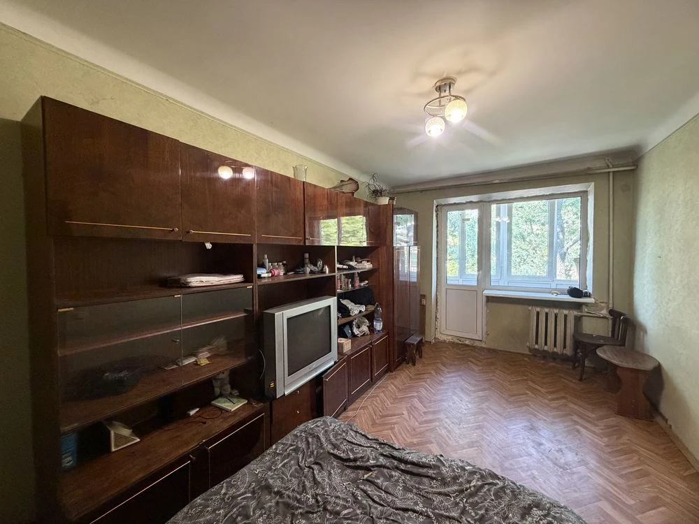 For Sale: One-bedroom apartment near the park, gas.