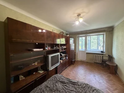 For Sale: One-bedroom apartment near the park, gas.