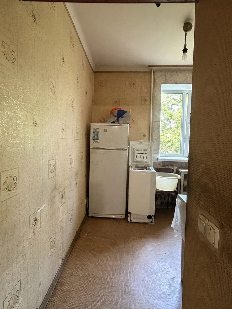 For Sale: One-bedroom apartment near the park, gas.
