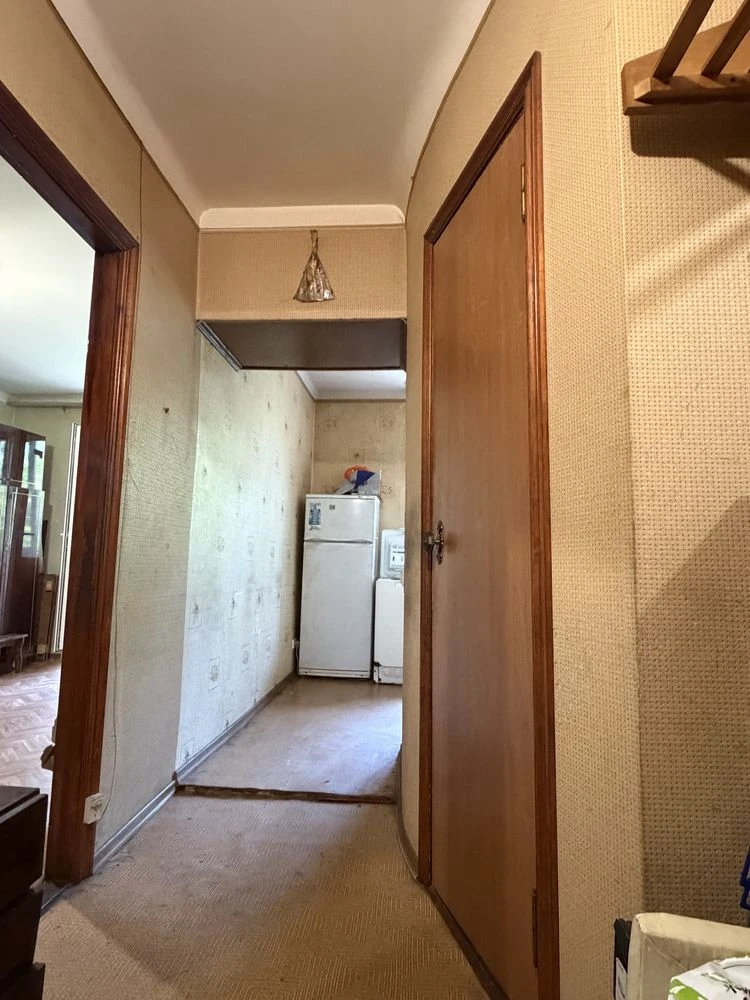 For Sale: One-bedroom apartment near the park, gas.