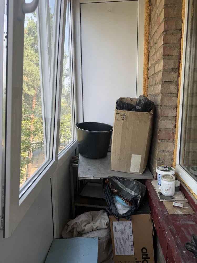 For Sale: One-bedroom apartment near the park, gas.