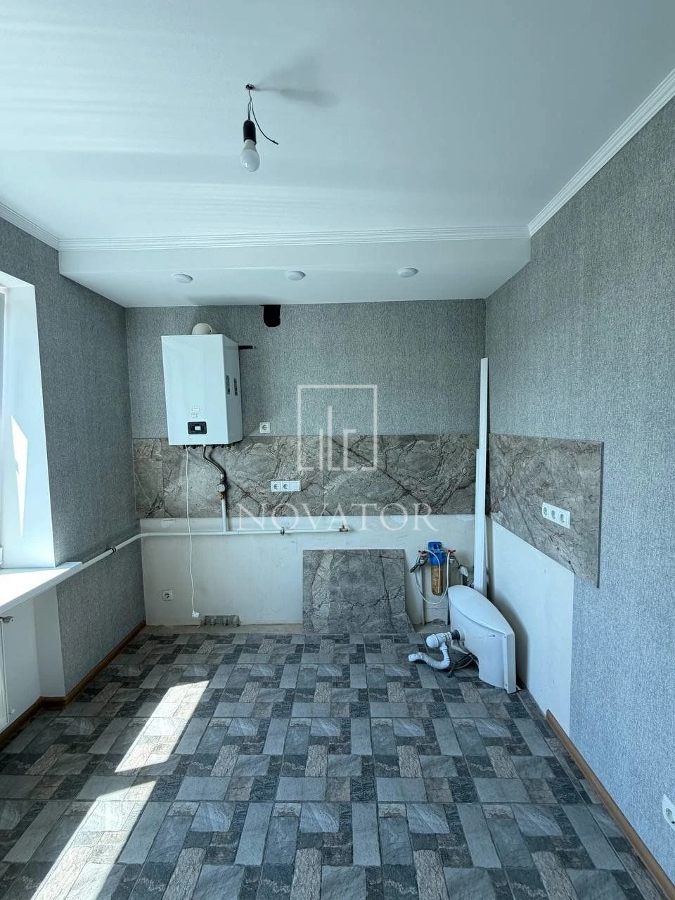 For sale, 2-bedroom apartment renovated and furnished in the center