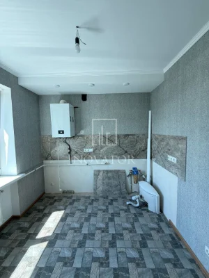 For sale, 2-bedroom apartment renovated and furnished in the center