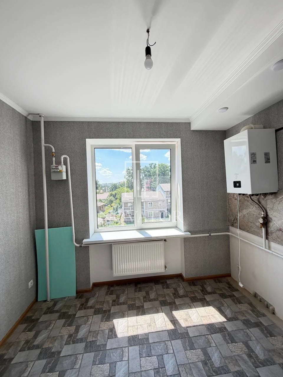 For sale, 2-bedroom apartment renovated and furnished in the center