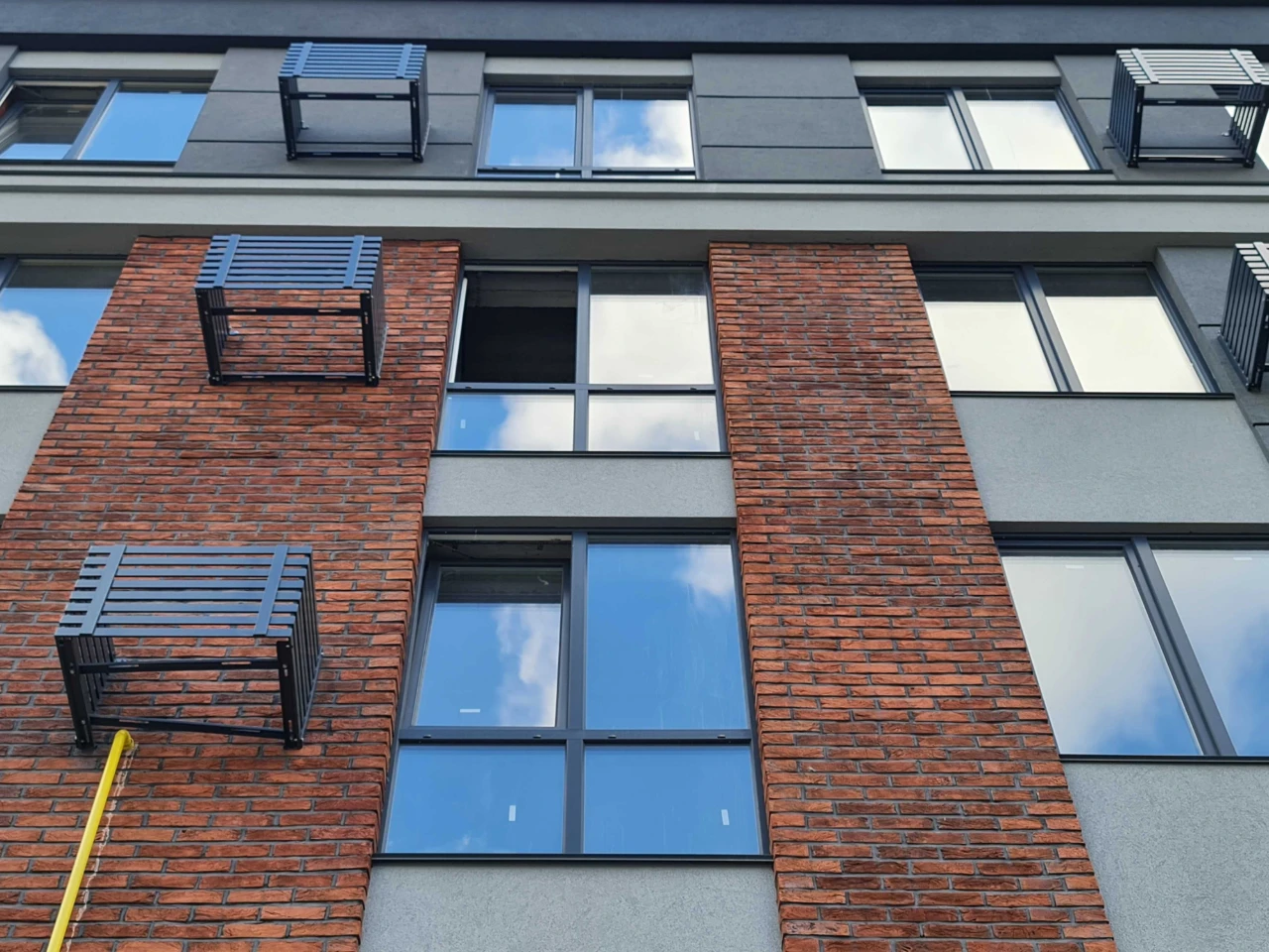 Two-bedroom apartment on the 4th floor with gas heating, street.