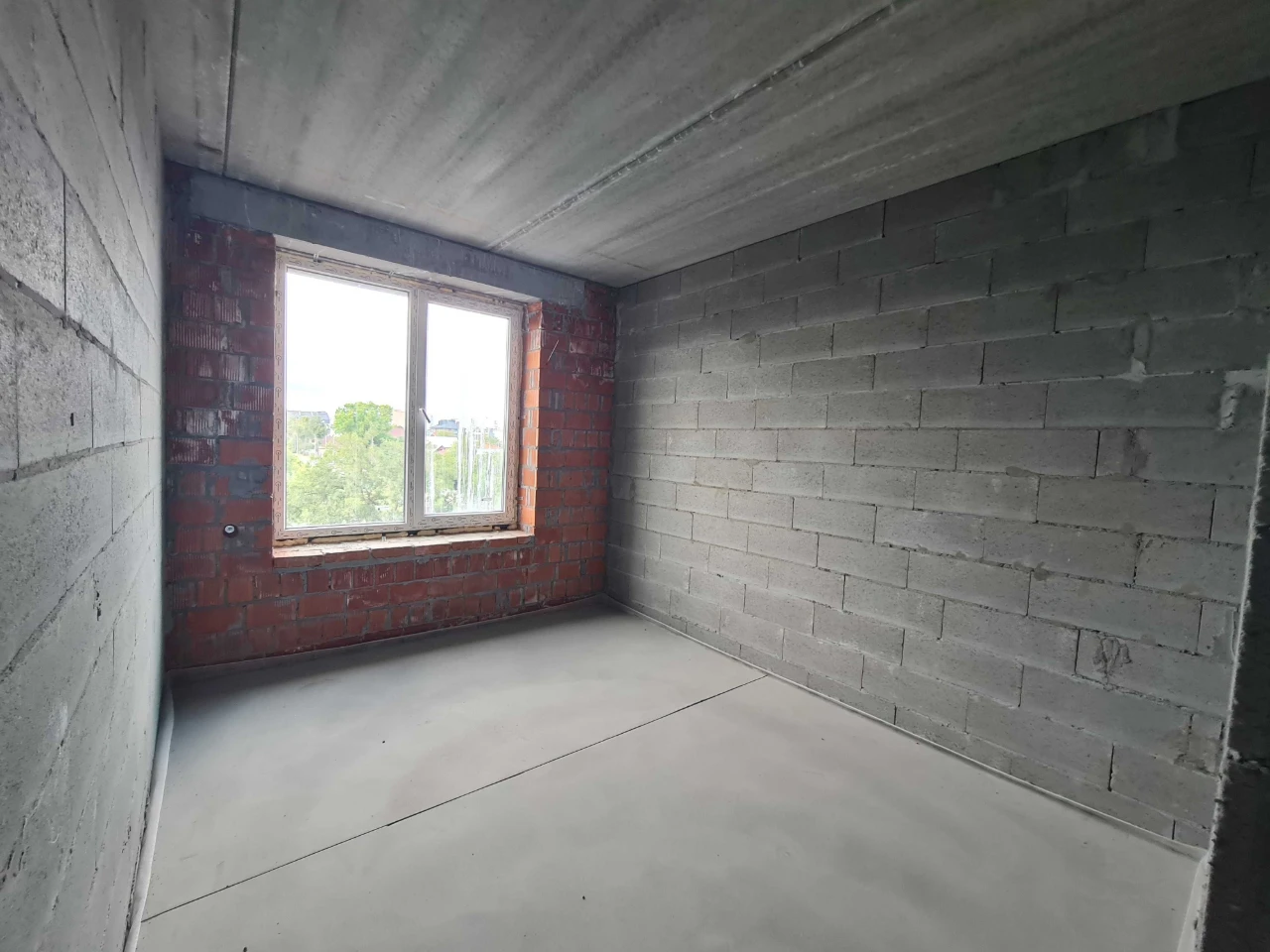 Two-bedroom apartment on the 4th floor with gas heating, street.