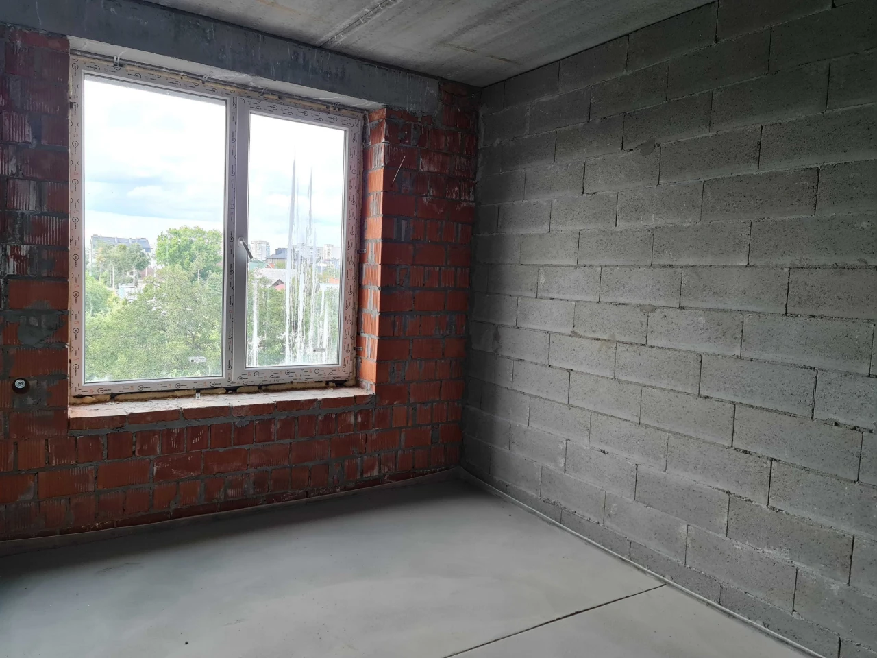 Two-bedroom apartment on the 4th floor with gas heating, street.