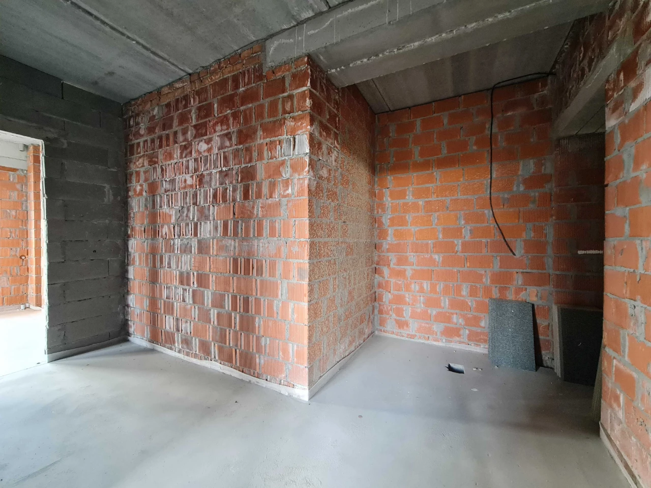 Two-bedroom apartment on the 4th floor with gas heating, street.