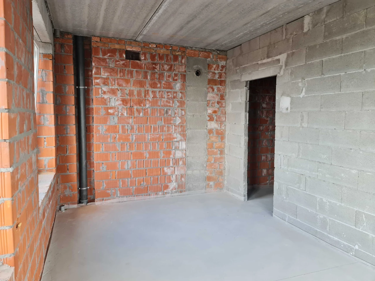 Two-bedroom apartment on the 4th floor with gas heating, street.