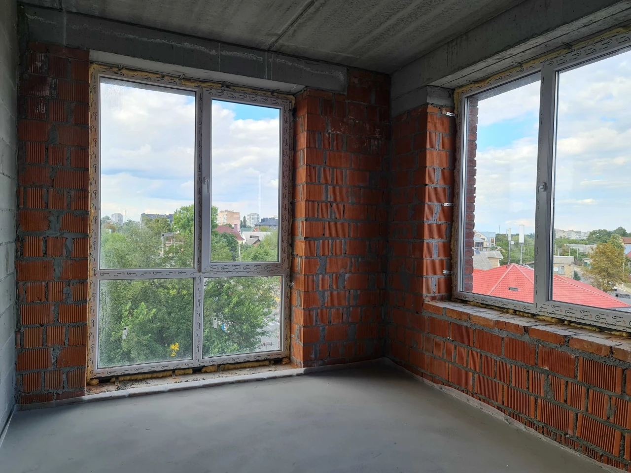 Two-bedroom apartment on the 4th floor with gas heating, street.