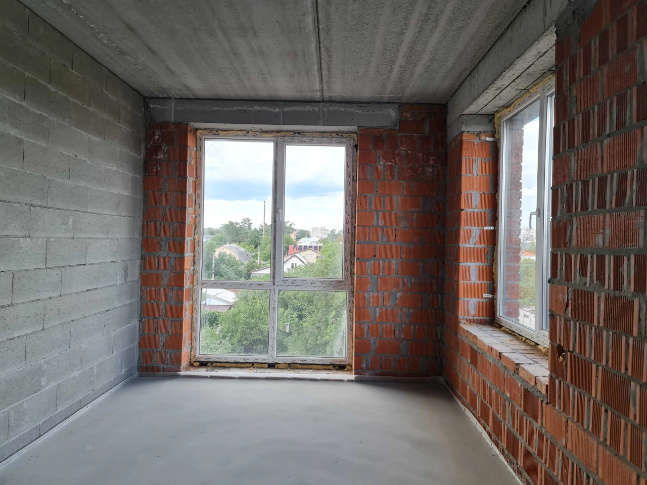 Two-bedroom apartment on the 4th floor with gas heating, street.