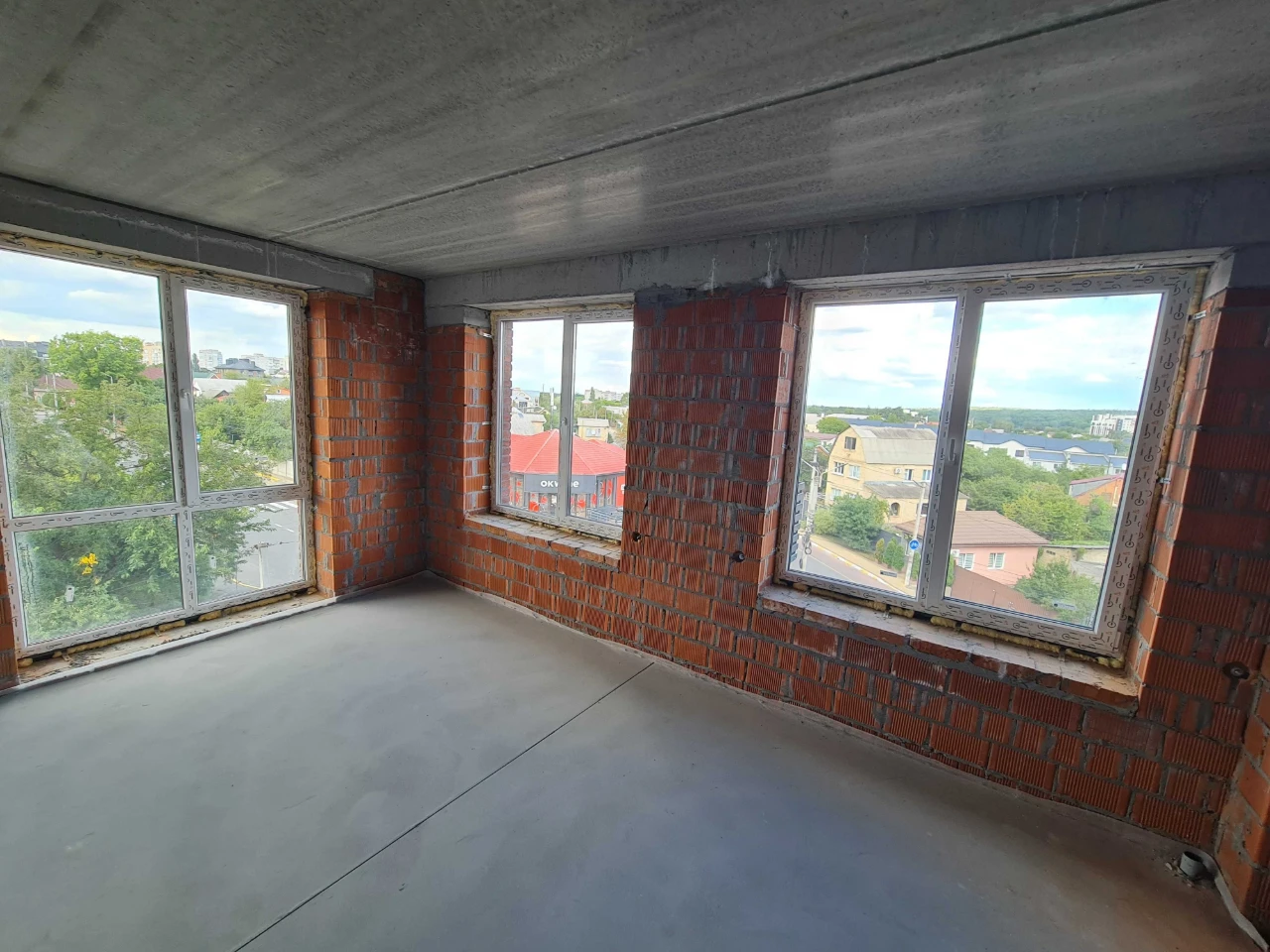 Two-bedroom apartment on the 4th floor with gas heating, street.