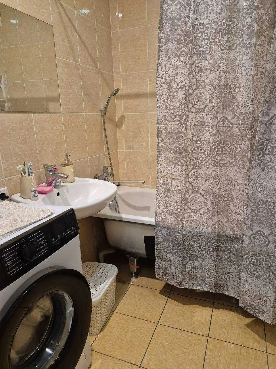 Двокімнатна квартира на першому поверсі з ремонтом та меблями!