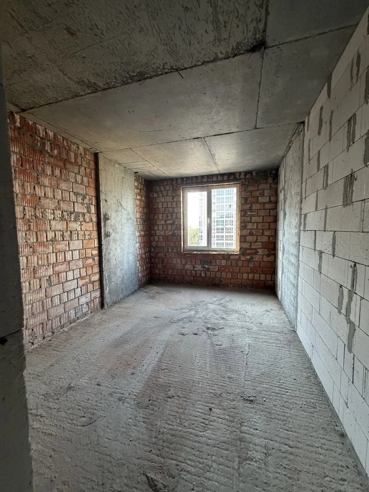 Продається велика євро-двікімнатна квартира 68 м² з кухнею та вітальні!
