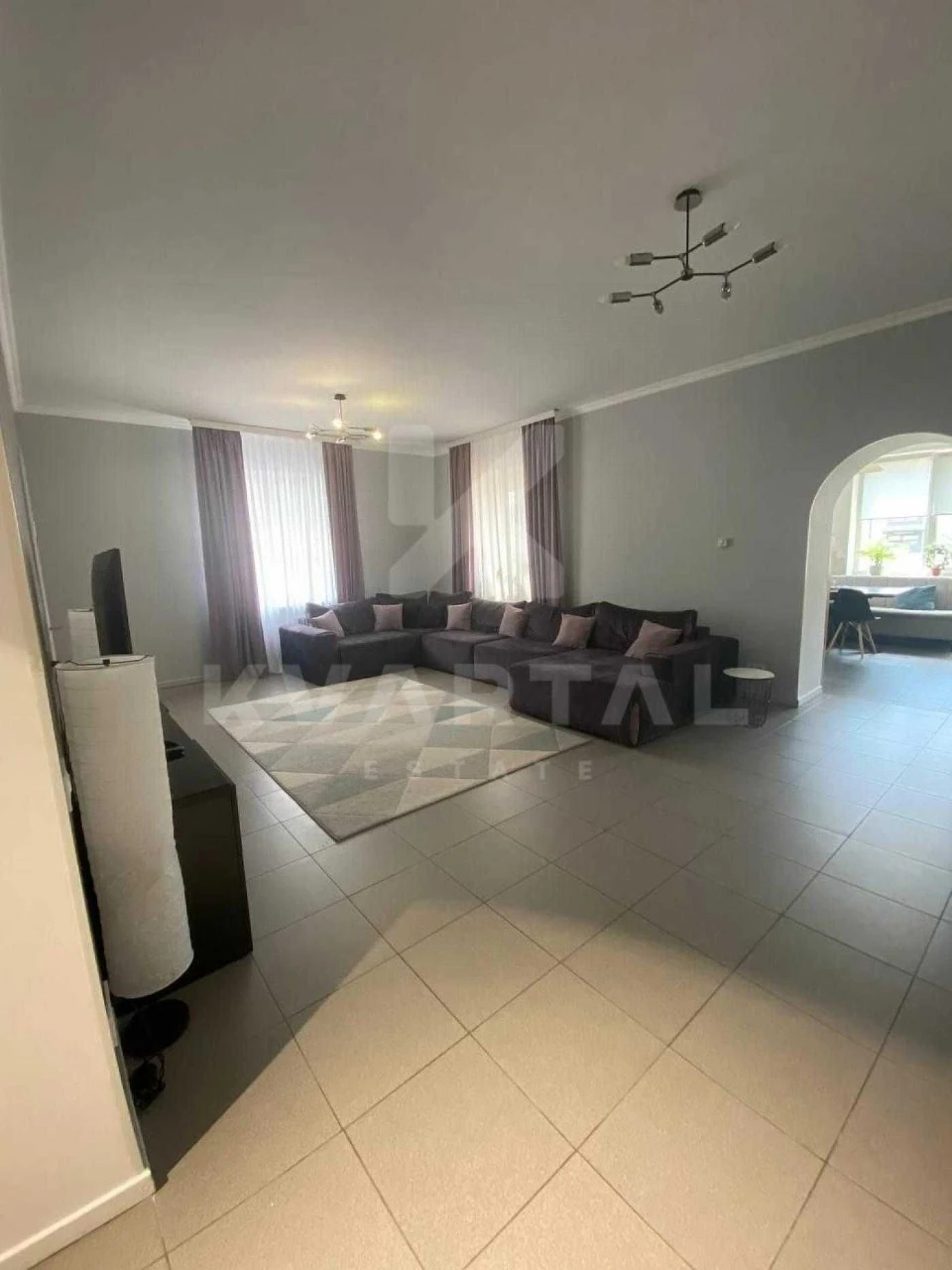 Продаж 3-кімнатній квартири (110 м2) з ремонтом та власною терасою