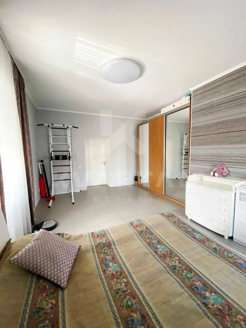 Продаж 3-кімнатній квартири (110 м2) з ремонтом та власною терасою