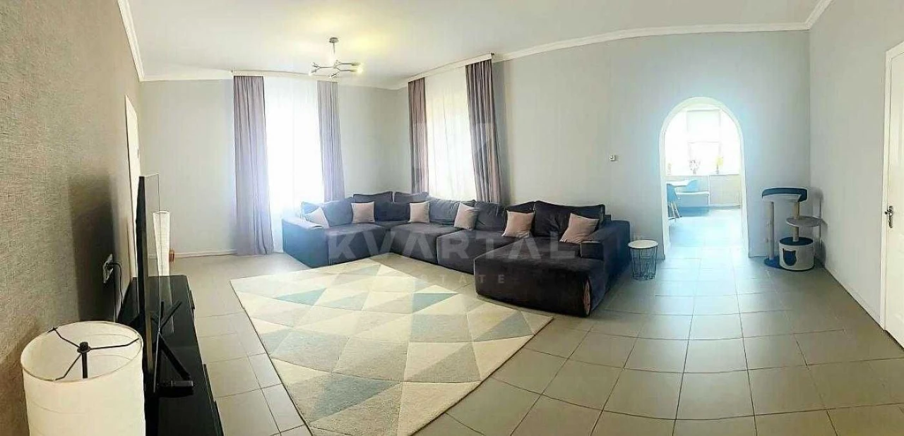 Продаж 3-кімнатній квартири (110 м2) з ремонтом та власною терасою