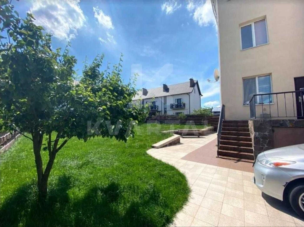 Продаж 3-кімнатній квартири (110 м2) з ремонтом та власною терасою
