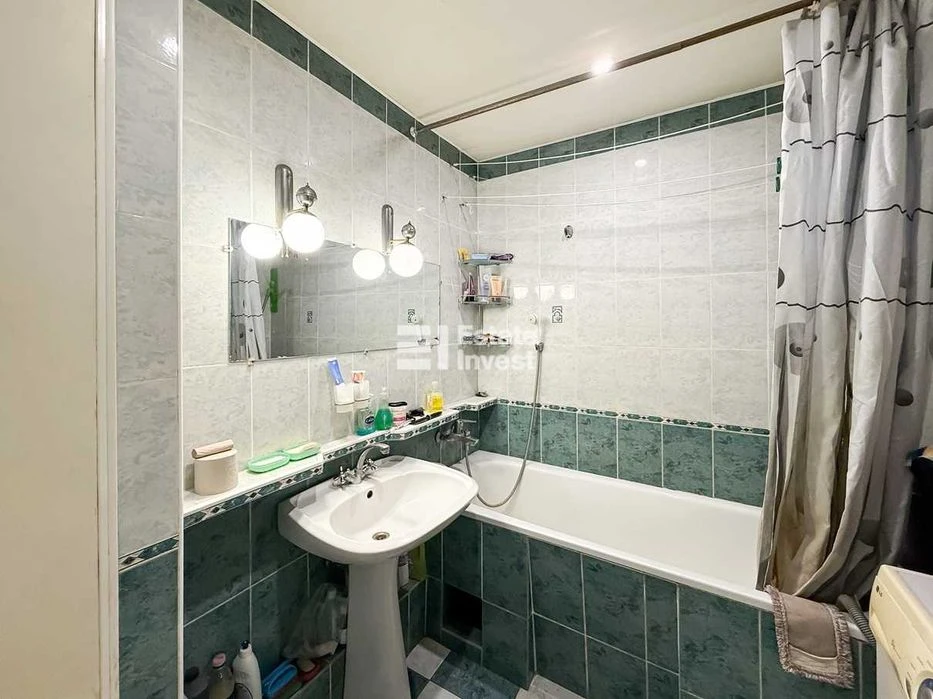 I will sell a 3-room apartment in a new building on Dmytrivska Street, 5.