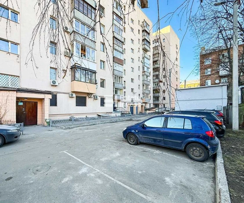 I will sell a 3-room apartment in a new building on Dmytrivska Street, 5.