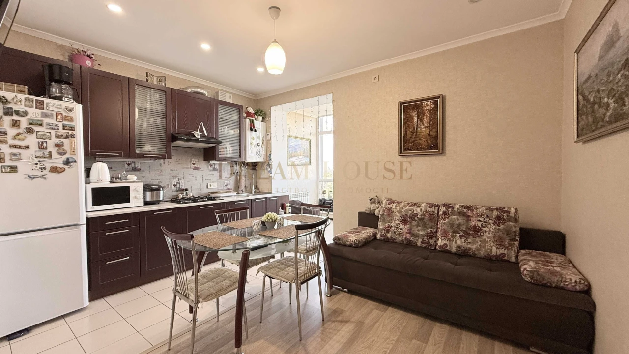 Full 2-bedroom apartment in the "Diplomat" residential complex. Gas heating.