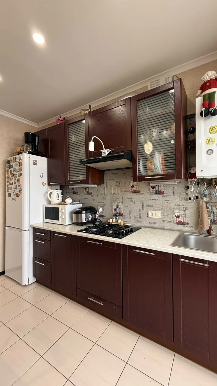 Full 2-bedroom apartment in the "Diplomat" residential complex. Gas heating.