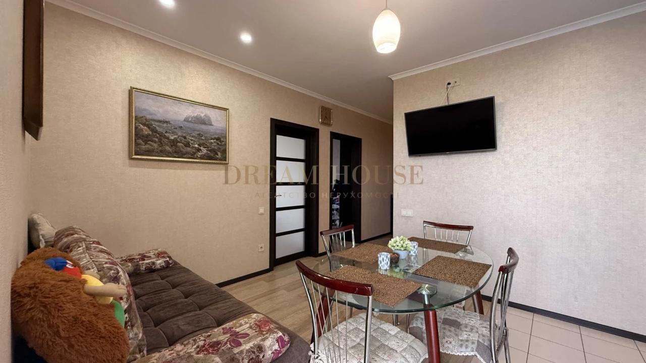 Full 2-bedroom apartment in the "Diplomat" residential complex. Gas heating.