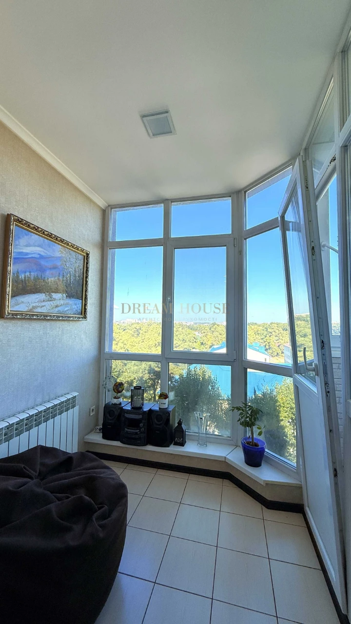 Full 2-bedroom apartment in the "Diplomat" residential complex. Gas heating.