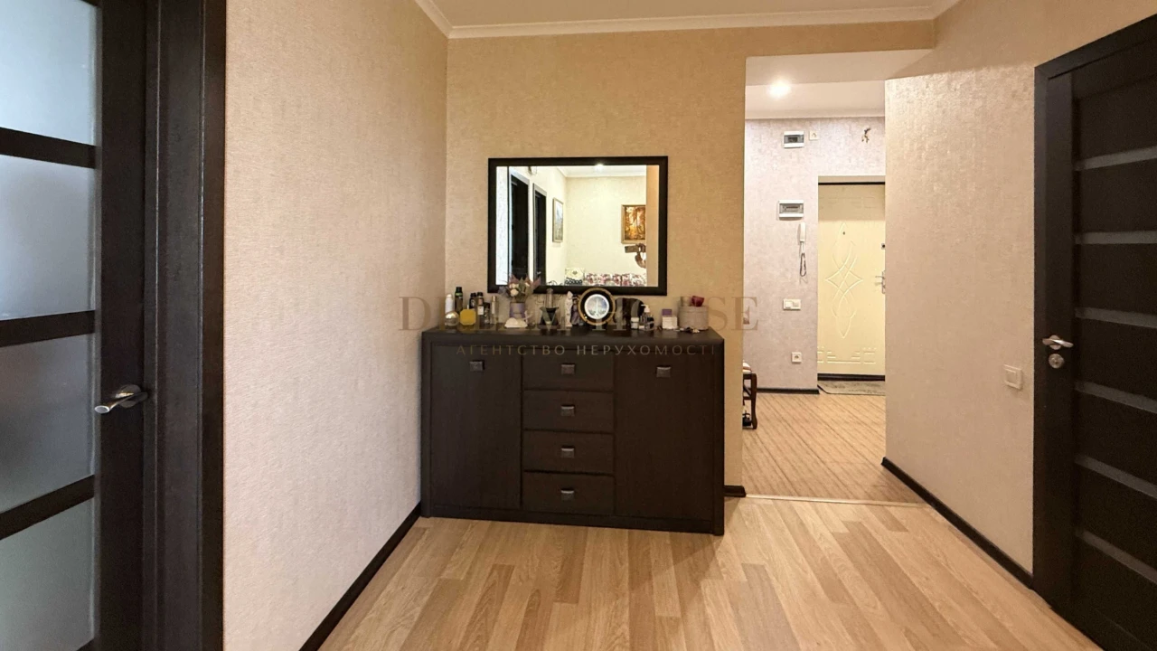 Full 2-bedroom apartment in the "Diplomat" residential complex. Gas heating.