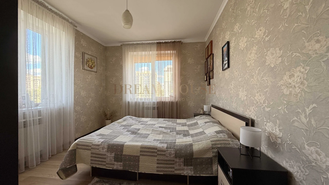 Full 2-bedroom apartment in the "Diplomat" residential complex. Gas heating.