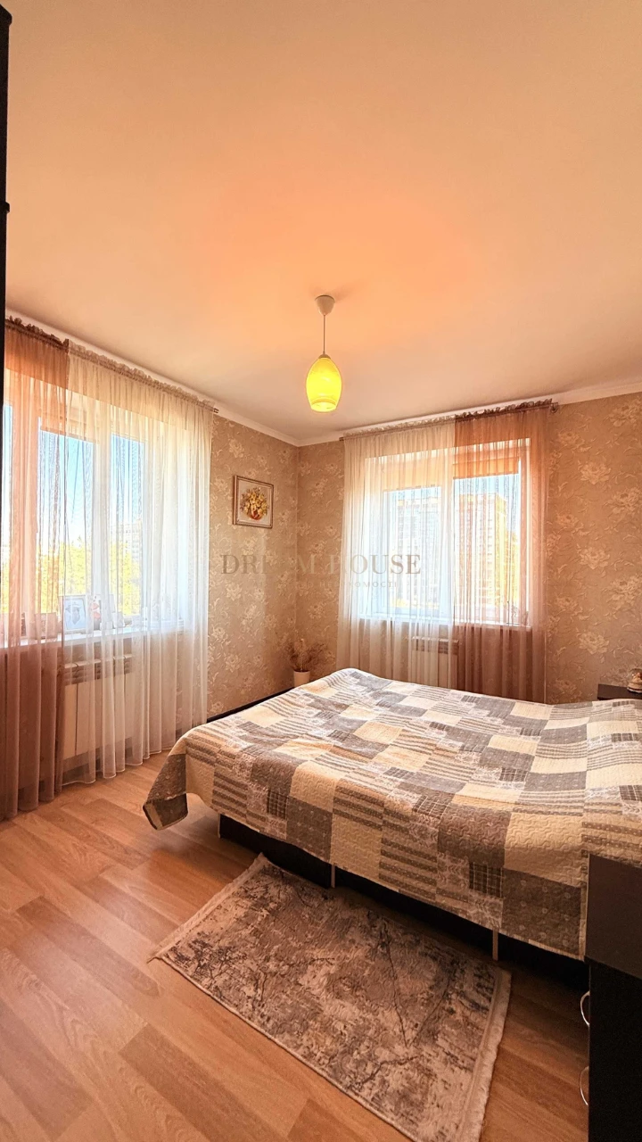 Full 2-bedroom apartment in the "Diplomat" residential complex. Gas heating.