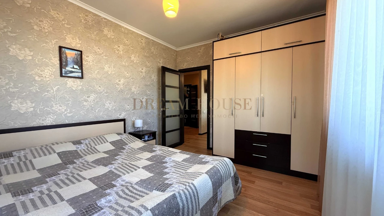 Full 2-bedroom apartment in the "Diplomat" residential complex. Gas heating.