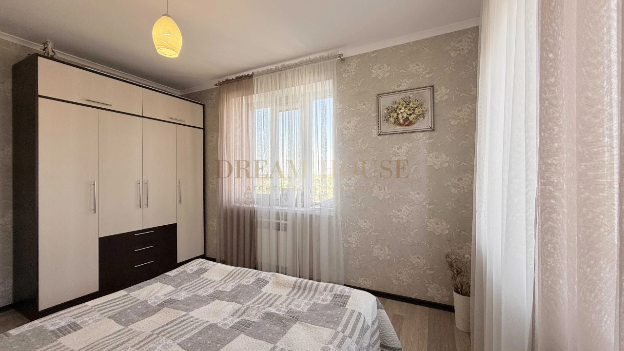 Full 2-bedroom apartment in the "Diplomat" residential complex. Gas heating.