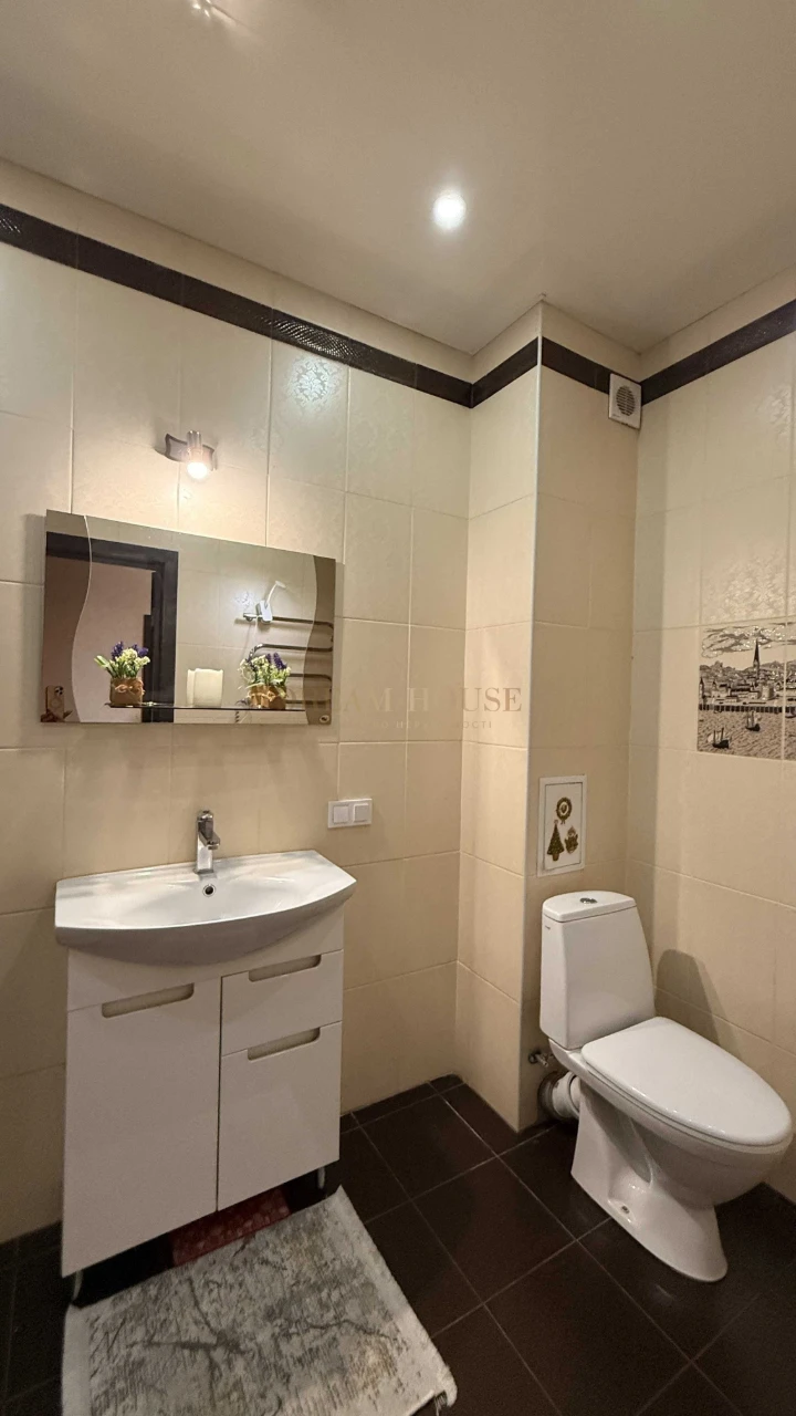 Full 2-bedroom apartment in the "Diplomat" residential complex. Gas heating.