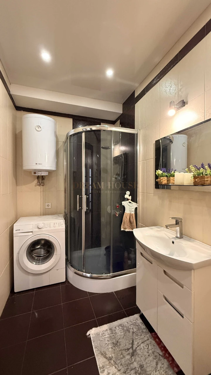 Full 2-bedroom apartment in the "Diplomat" residential complex. Gas heating.