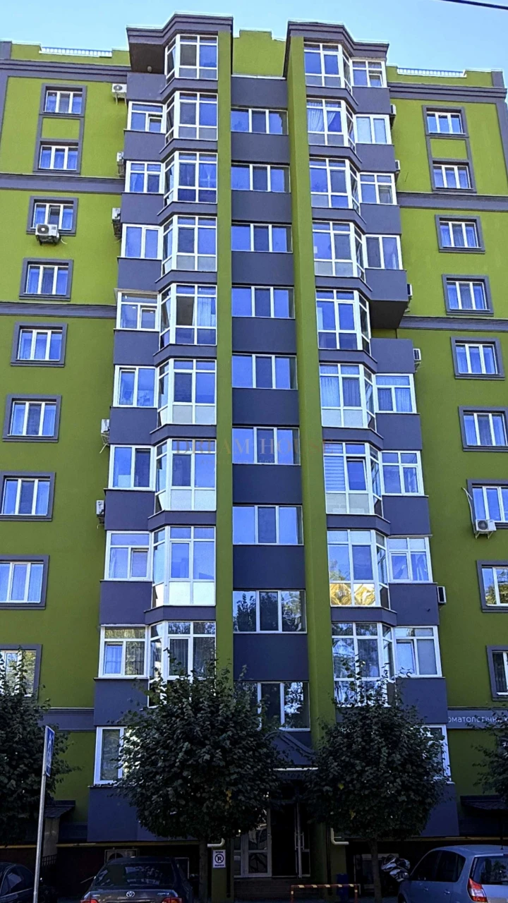 Full 2-bedroom apartment in the "Diplomat" residential complex. Gas heating.