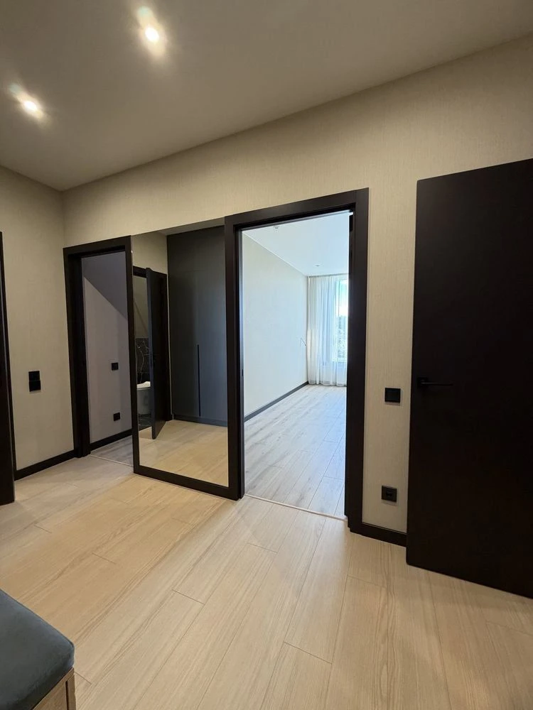 Spacious 2-bedroom apartment with designer renovation | Irpin |
