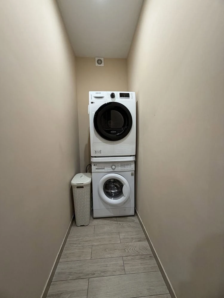 Spacious 2-bedroom apartment with designer renovation | Irpin |