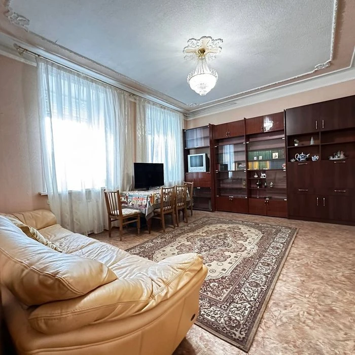 Three-room apartment for sale near Malysheva Plant metro station
