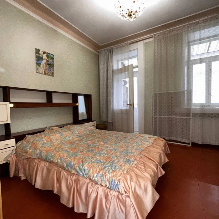 Three-room apartment for sale near Malysheva Plant metro station