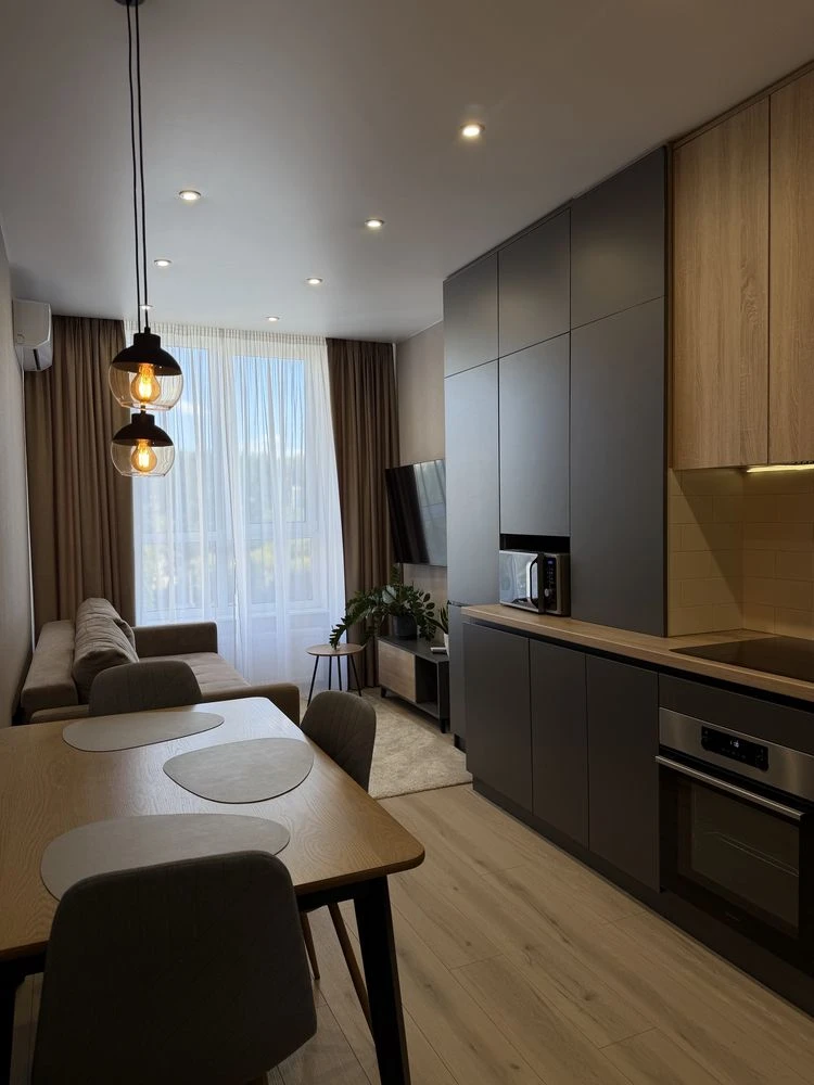 Spacious 2-bedroom apartment with designer renovation | Irpin | m