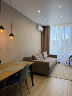 Spacious 2-bedroom apartment with designer renovation | Irpin | m