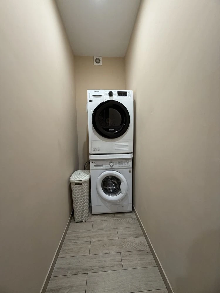 Spacious 2-bedroom apartment with designer renovation | Irpin | m