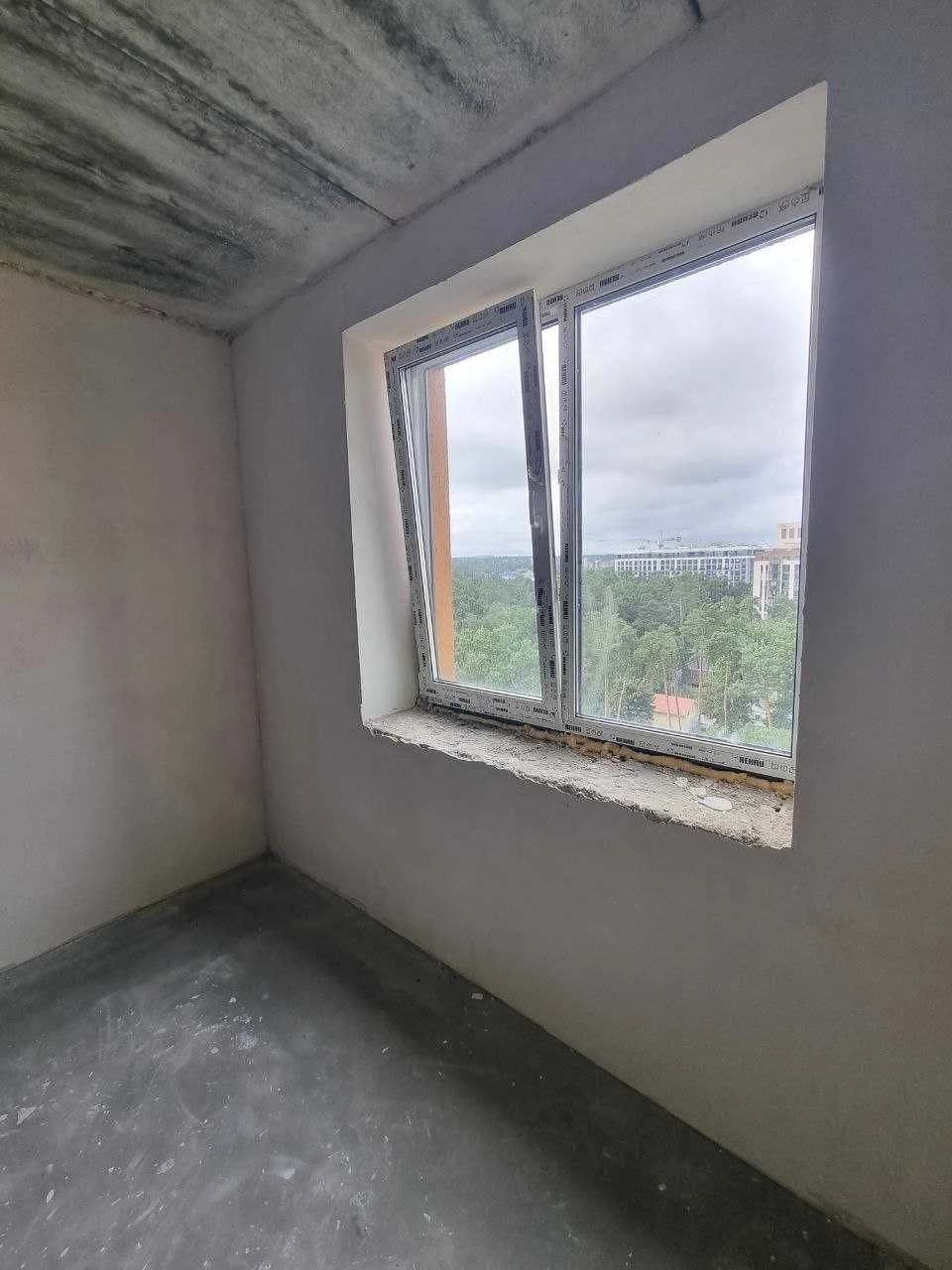 For sale in the center of Irpin, 1-bedroom apartment without renovation