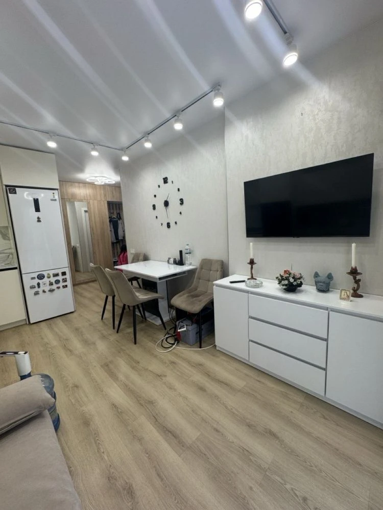 One-bedroom apartment in Irpin with new renovation and furniture, with