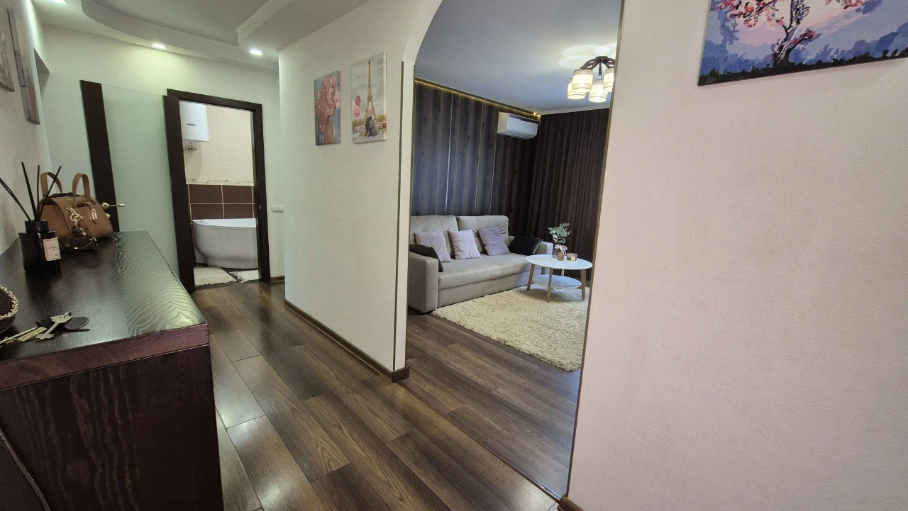 Продаж 2-кімнатної квартири 57 кв. м з ремонтом та меблями в