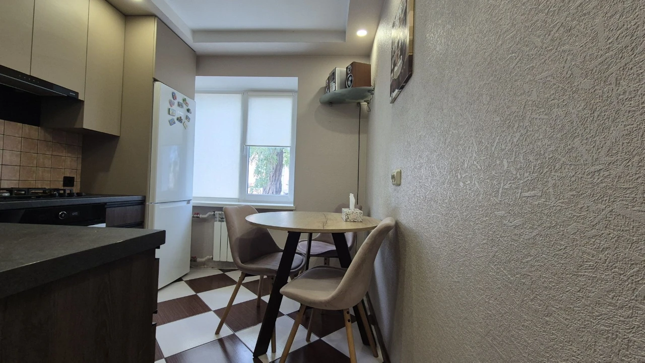 Продаж 2-кімнатної квартири 57 кв. м з ремонтом та меблями в